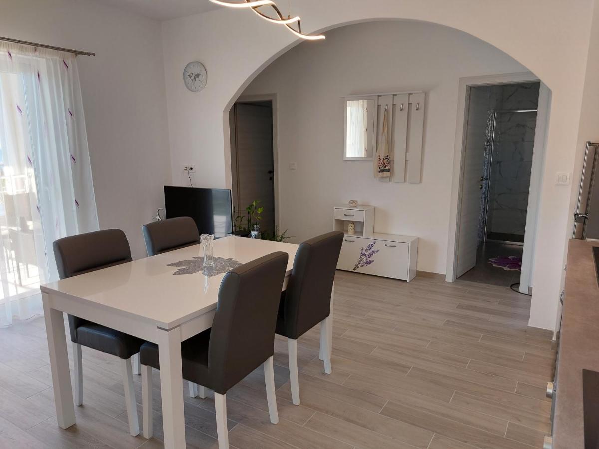 Holiday Home Kate Vis Exterior photo